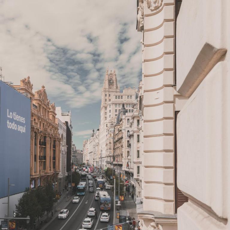 Amplio Piso de 7 habs, 4 baños sobre calle Gran Vía - Apartment - 93