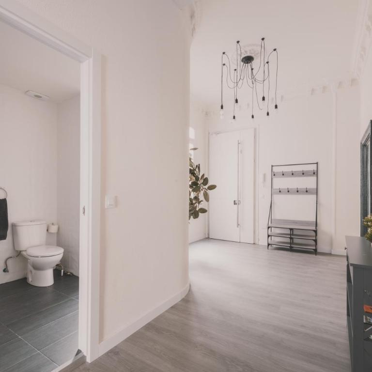 Amplio Piso de 7 habs, 4 baños sobre calle Gran Vía - Apartment - 40