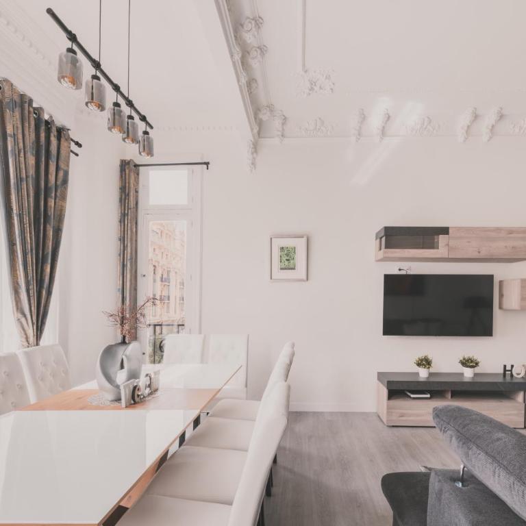 Amplio Piso de 7 habs, 4 baños sobre calle Gran Vía - Apartment - 43