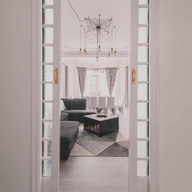 Amplio Piso de 7 habs, 4 baños sobre calle Gran Vía - Apartment - 54
