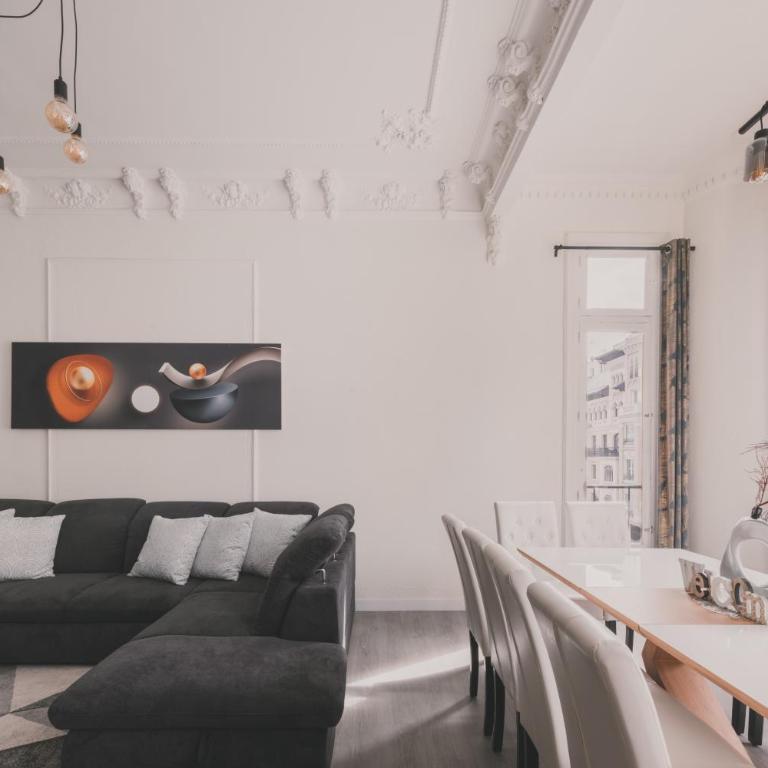 Amplio Piso de 7 habs, 4 baños sobre calle Gran Vía - Apartment - 56