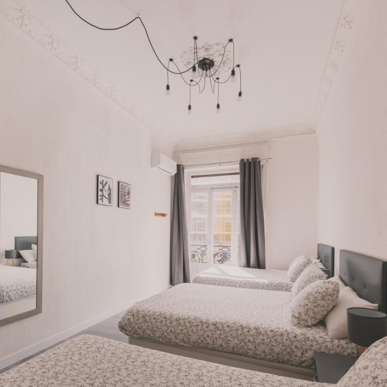 Amplio Piso de 7 habs, 4 baños sobre calle Gran Vía - Apartment - 57