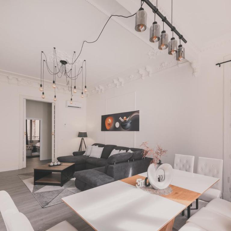 Amplio Piso de 7 habs, 4 baños sobre calle Gran Vía - Apartment - 58