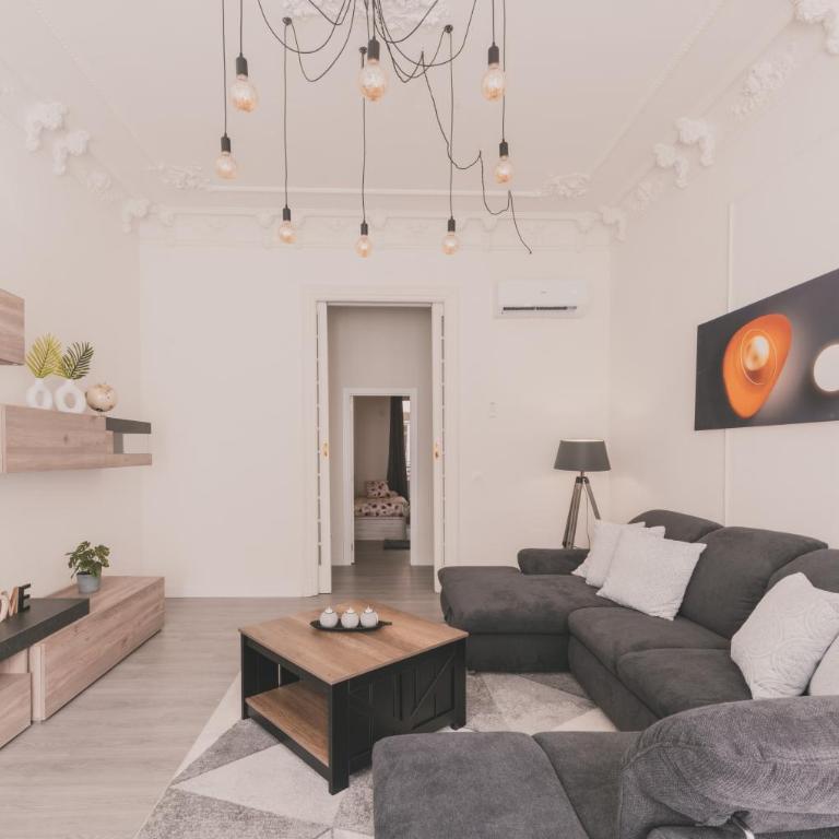 Amplio Piso de 7 habs, 4 baños sobre calle Gran Vía - Apartment - 63