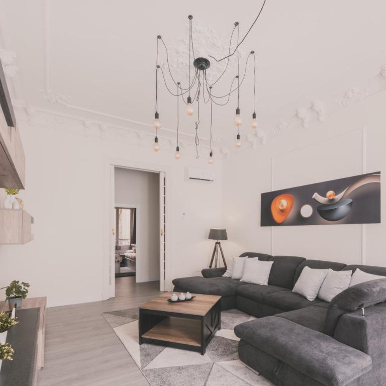 Amplio Piso de 7 habs, 4 baños sobre calle Gran Vía - Apartment - 60