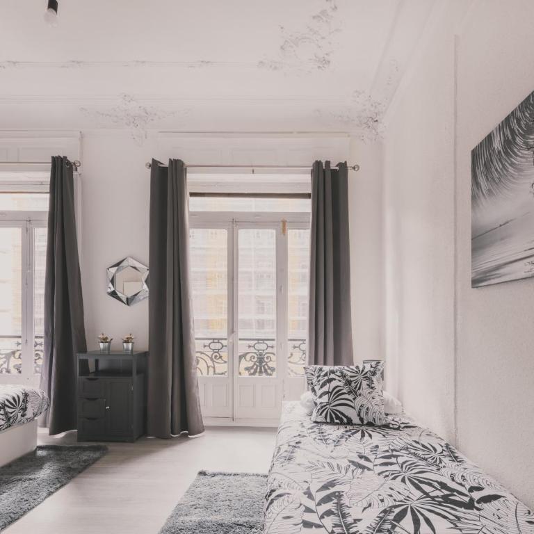 Amplio Piso de 7 habs, 4 baños sobre calle Gran Vía - Apartment - 64
