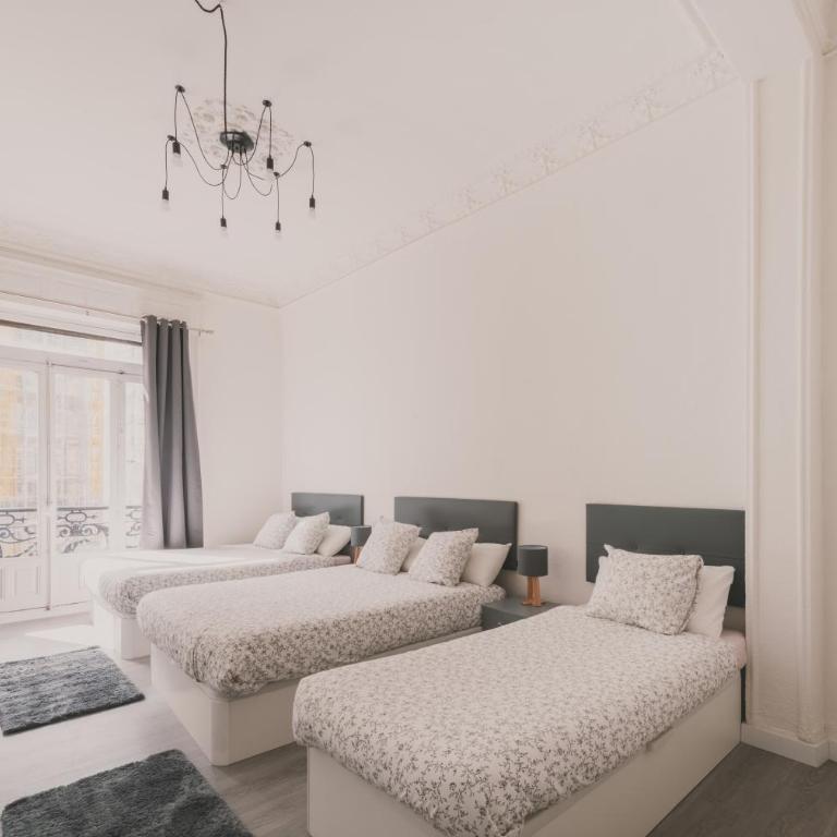 Amplio Piso de 7 habs, 4 baños sobre calle Gran Vía - Apartment - 65
