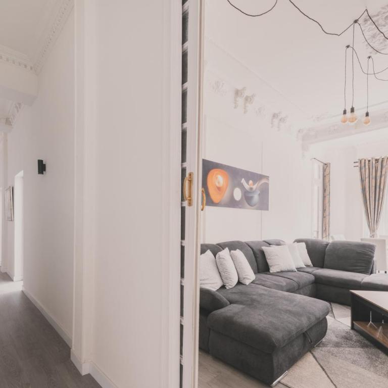 Amplio Piso de 7 habs, 4 baños sobre calle Gran Vía - Apartment - 67