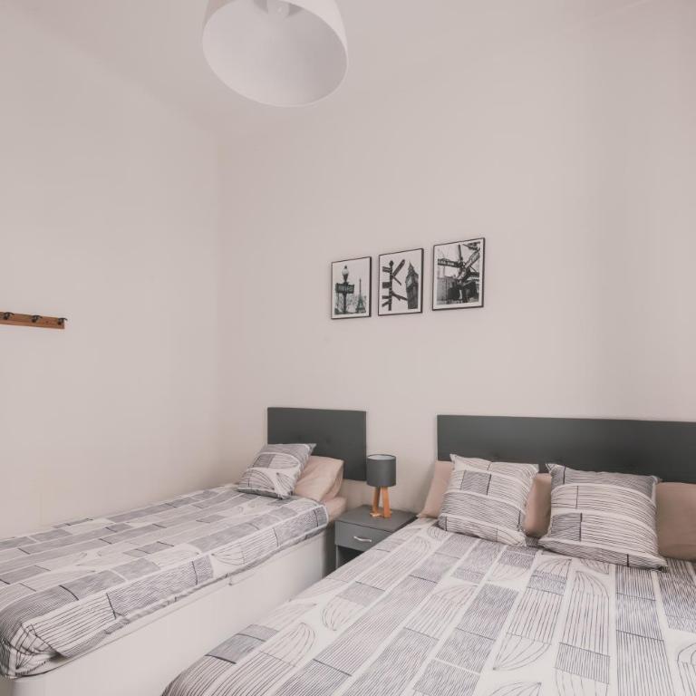 Amplio Piso de 7 habs, 4 baños sobre calle Gran Vía - Apartment - 74