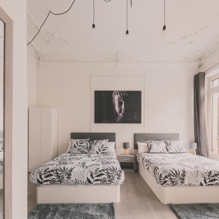 Amplio Piso de 7 habs, 4 baños sobre calle Gran Vía - Apartment - 75