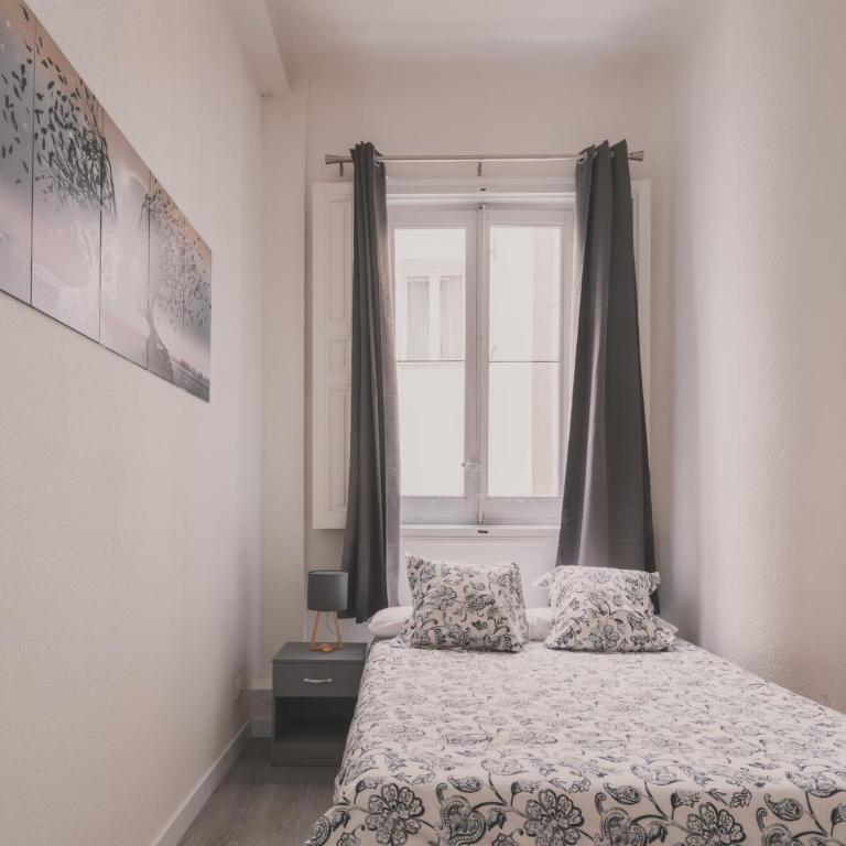 Amplio Piso de 7 habs, 4 baños sobre calle Gran Vía - Apartment - 76