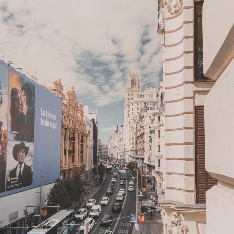 Amplio Piso de 7 habs, 4 baños sobre calle Gran Vía - Apartment - 78