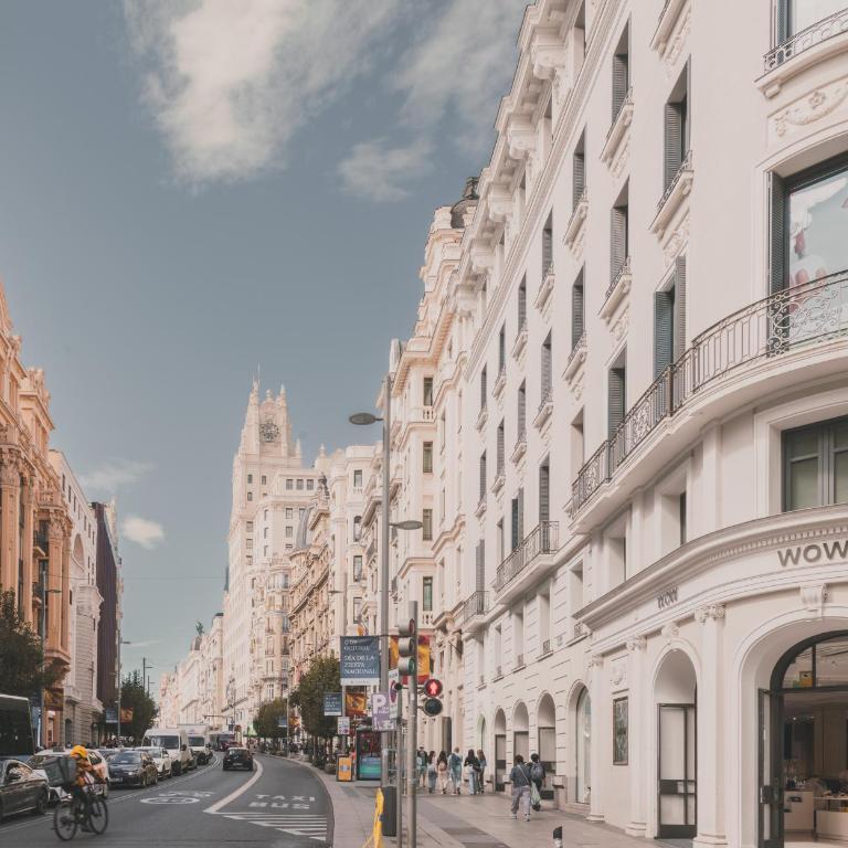 Amplio Piso de 7 habs, 4 baños sobre calle Gran Vía - Apartment - 2