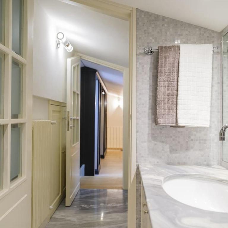 Luxury window on Florence - Two-Bedroom Apartment - 4