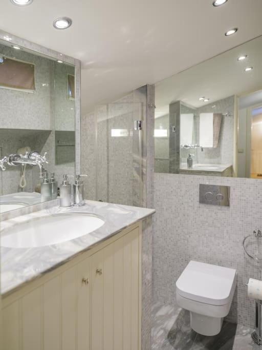 Luxury window on Florence - Two-Bedroom Apartment - 7