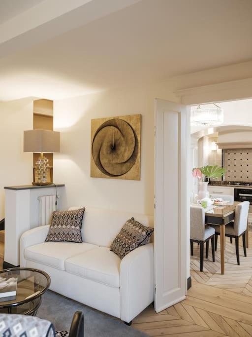 Luxury window on Florence - Two-Bedroom Apartment - 19