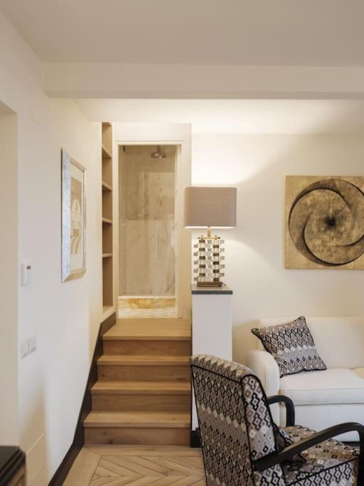 Luxury window on Florence - Two-Bedroom Apartment - 20