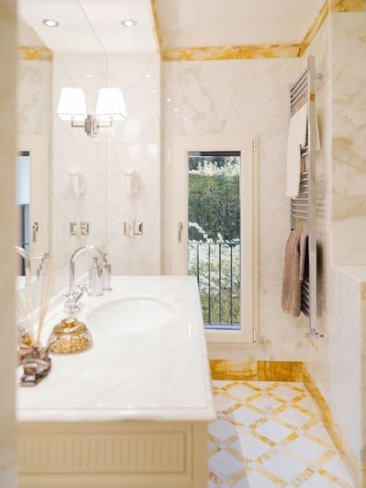 Luxury window on Florence - Two-Bedroom Apartment - 24