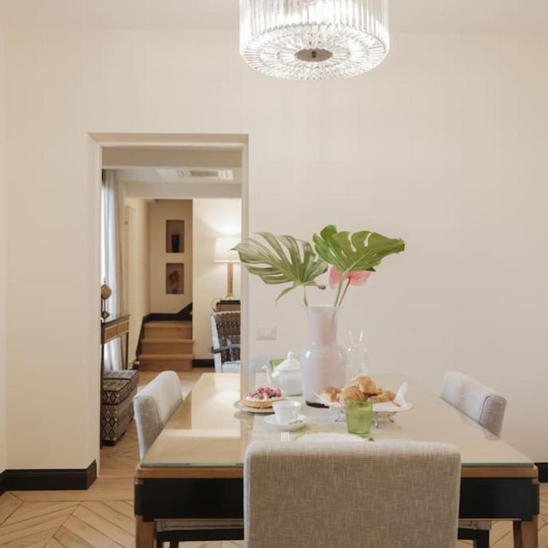 Luxury window on Florence - Two-Bedroom Apartment - 25