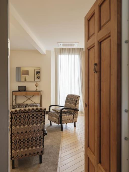 Luxury window on Florence - Two-Bedroom Apartment - 28