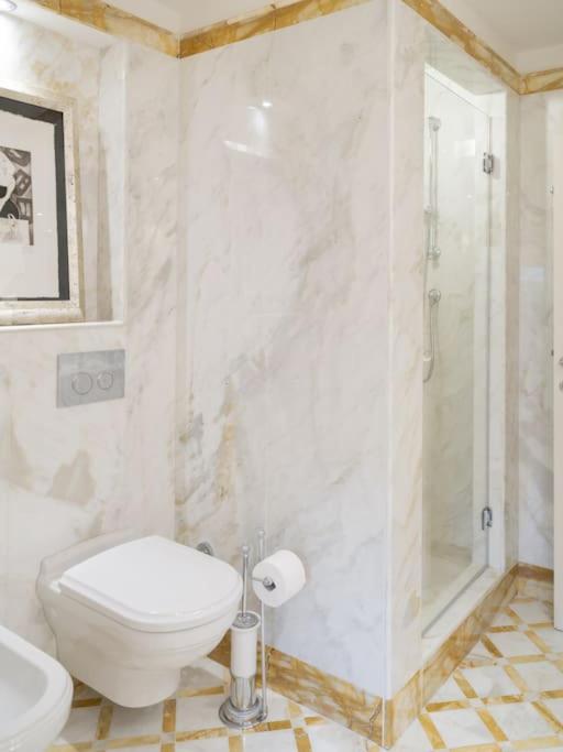 Luxury window on Florence - Two-Bedroom Apartment - 31