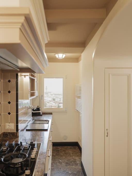 Luxury window on Florence - Two-Bedroom Apartment - 35
