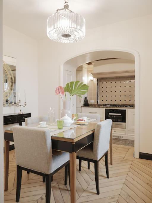 Luxury window on Florence - Two-Bedroom Apartment - 36