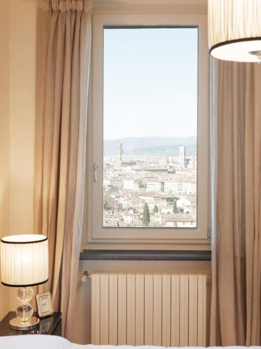 Luxury window on Florence - Two-Bedroom Apartment - 37