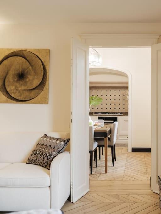 Luxury window on Florence - Two-Bedroom Apartment - 38