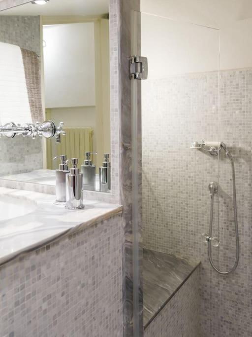 Luxury window on Florence - Two-Bedroom Apartment - 42