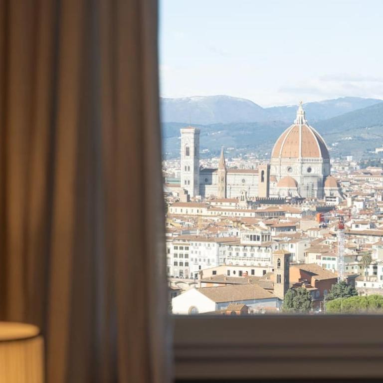 Luxury window on Florence - Two-Bedroom Apartment - 43