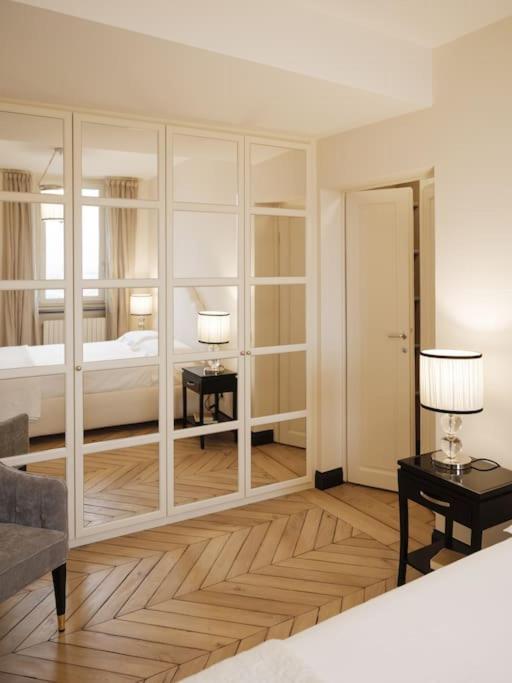 Luxury window on Florence - Two-Bedroom Apartment - 44
