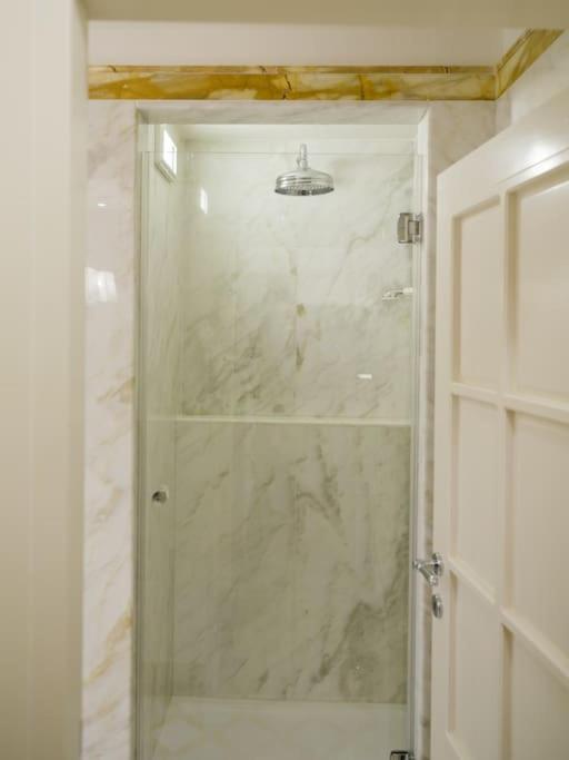Luxury window on Florence - Two-Bedroom Apartment - 51