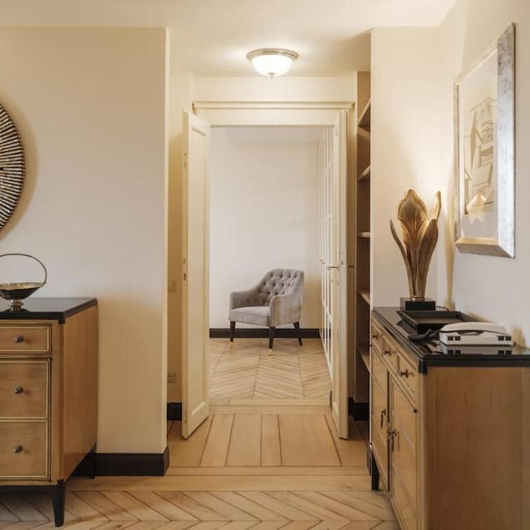 Luxury window on Florence - Two-Bedroom Apartment - 58