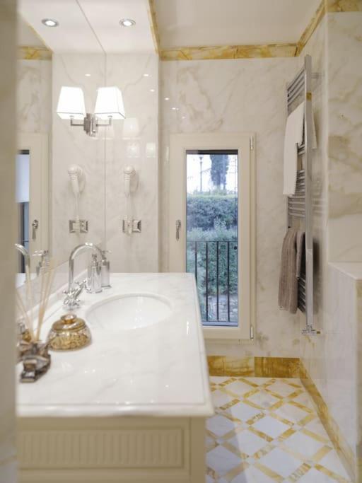 Luxury window on Florence - Two-Bedroom Apartment - 61
