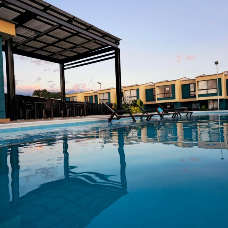 Casa vacacional de 3H a 2 m del aeropuerto El Edén en Tebaida, Quindío, con piscina y excelente ubicación - Three-Bedroom Apartment - 3