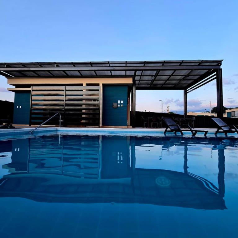 Casa vacacional de 3H a 2 m del aeropuerto El Edén en Tebaida, Quindío, con piscina y excelente ubicación - Three-Bedroom Apartment - 1