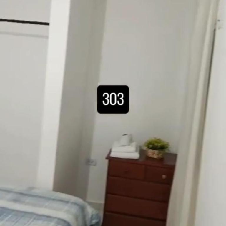 HOSTAL CARACOLI - HUECO - Habitación Cuádruple Clásica - 5