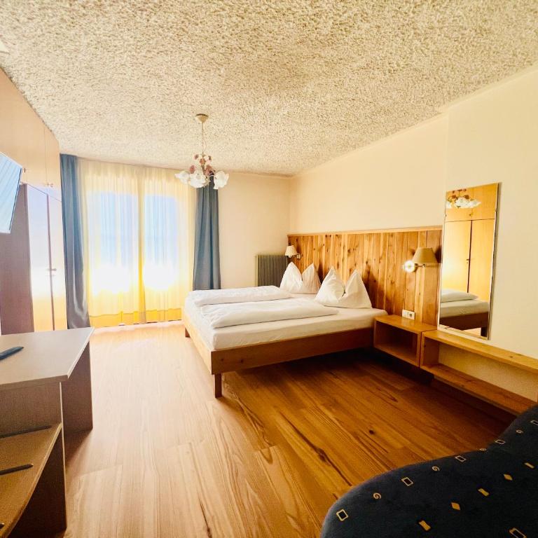 LAKE & RIVER Hotel - Double Room with Balcony (2 Adults + 1 Child) - 1