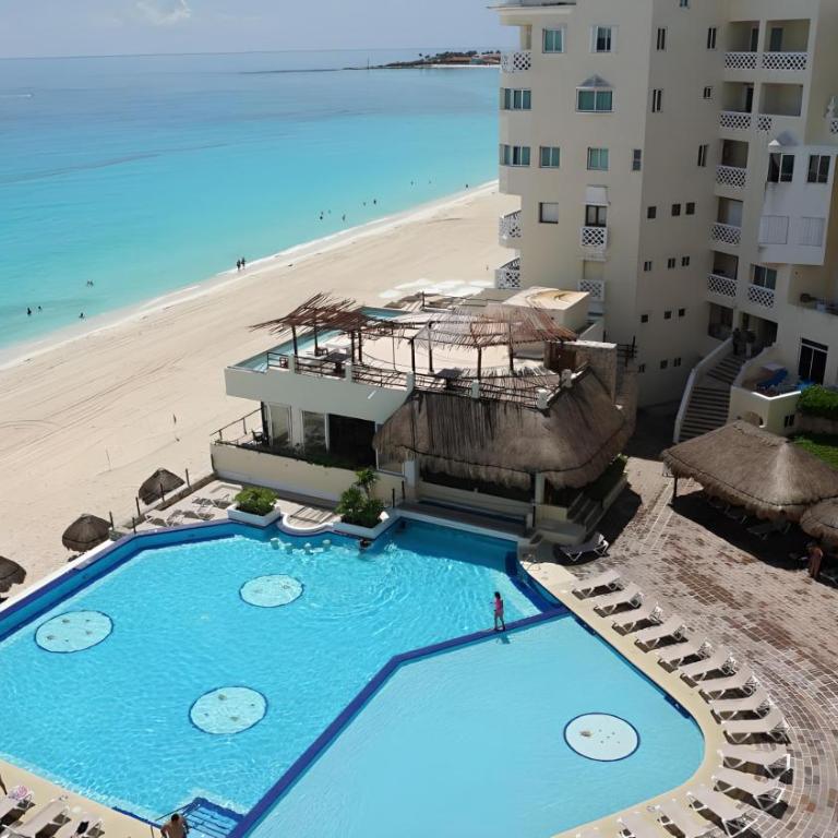 Cancun Plaza By Andiani Travel - Three-Bedroom Apartment with Ocean View - 1