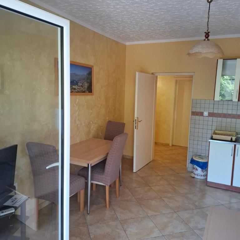 Apartments Pejanović - One-Bedroom Apartment with Balcony and Sea View (3 Adults) - 10
