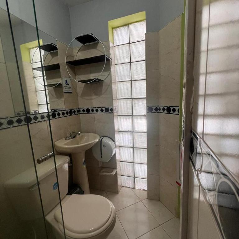 Hotel Laureles Home - Quadruple Room with Private Bathroom - 3