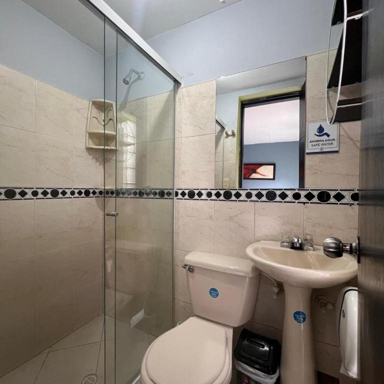 Hotel Laureles Home - Quadruple Room with Private Bathroom - 4