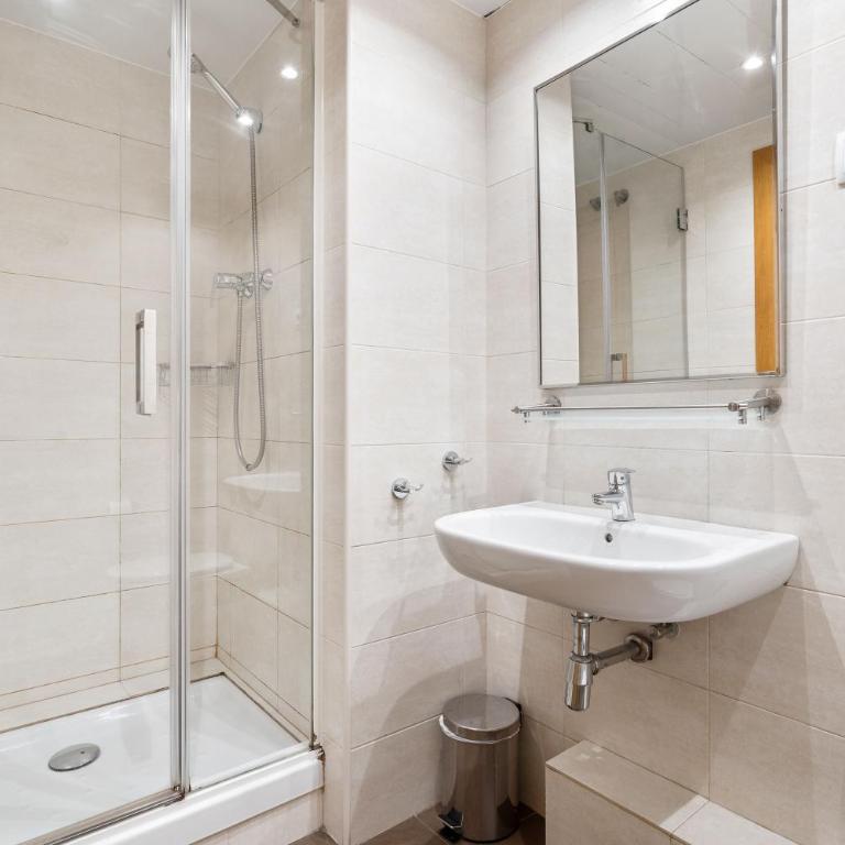 Flateli Pelayo H2 - Two-Bedroom Apartment with City View - 18