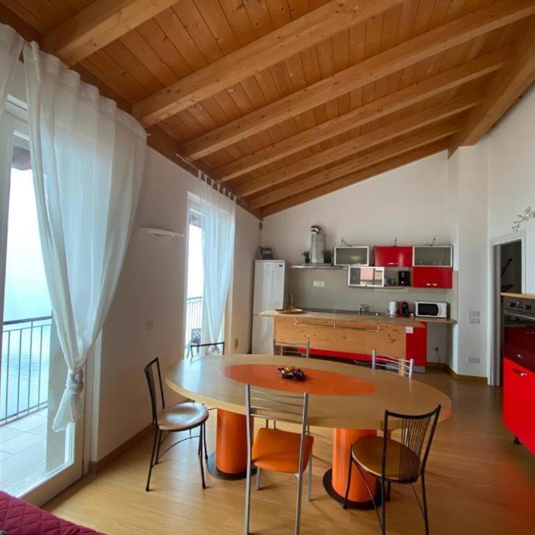 Attico Con Grande Terrazza vista Lago - Appartamento con 2 Camere da Letto - 13