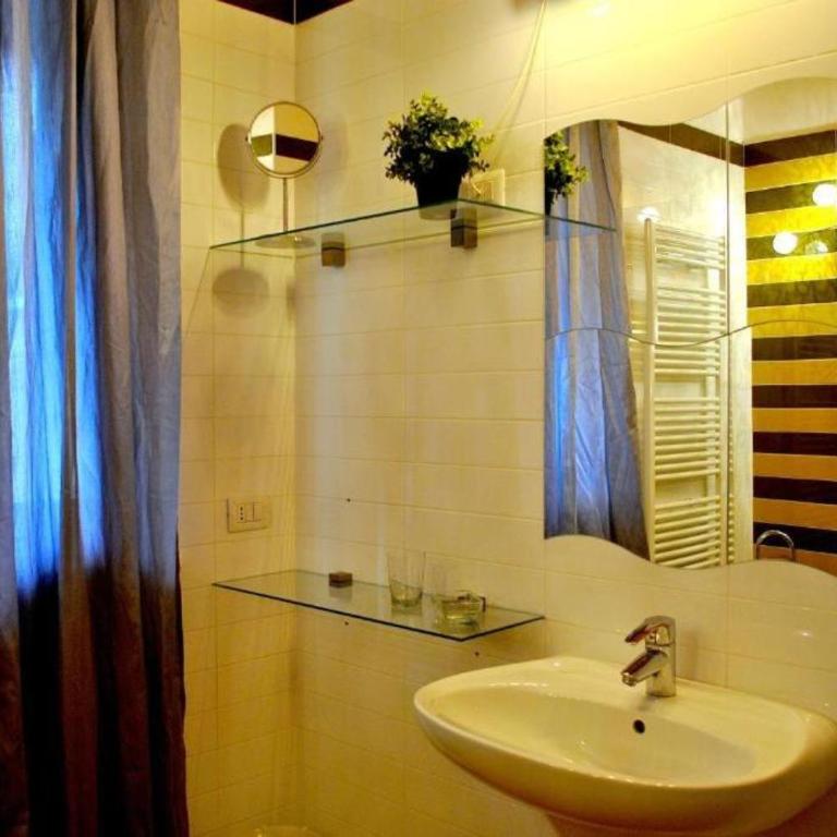 Attico Con Grande Terrazza vista Lago - Appartamento con 2 Camere da Letto - 22