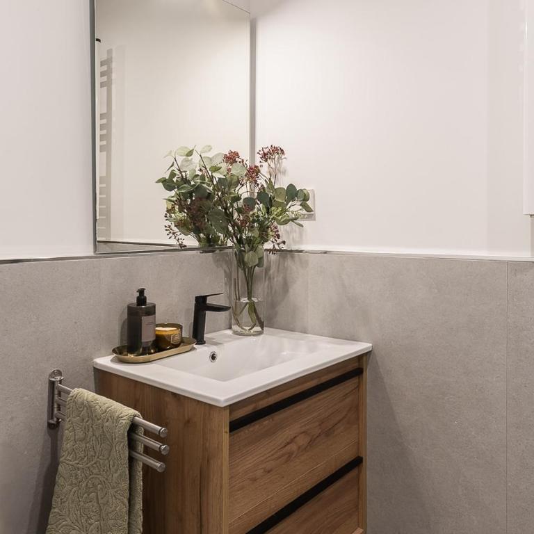 Homeclub Moderno Bajo Andrés Mellado I - Two-Bedroom Apartment - 9
