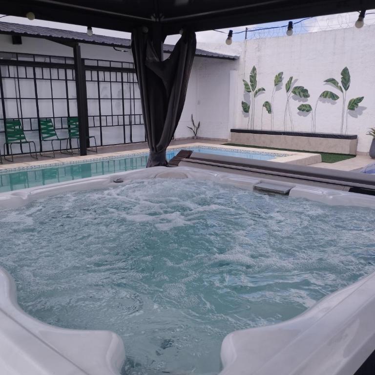 Casa quinta con jacuzzi piscina y parrilla en Resistencia - Casa de 2 dormitorios - 11