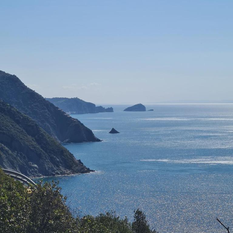 "San Giovanni Apartment" Seaview, terrace, 2 Aircondo BDR, 3rd floor, Free Garage 200 mt far, from Train platform elevator to the upper walking road, 200mt to home - Apartamento de 2 dormitorios - 43