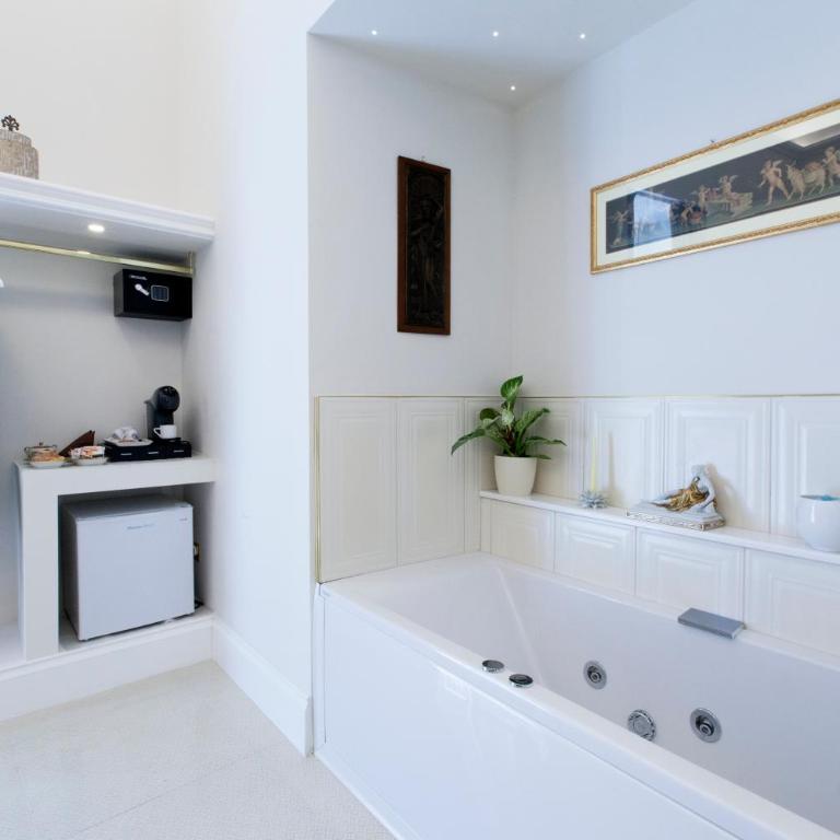Grace Suites Sorrento - King Room with Spa Bath - 6